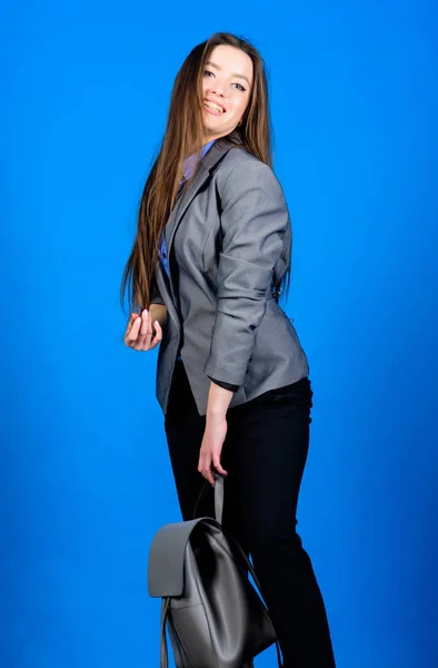 Studentenleben. Kluge Schönheit. Nerd. Geschäft. Schülerin mit Ranzen. Damenmode. stylische Frau in Jacke und Lederrucksack. Studentin in formeller Kleidung. Trendy Student mit Rucksack — Stockfoto