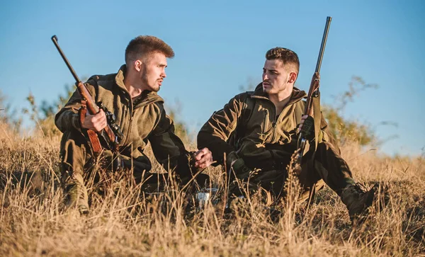 Vadászok a puska kellemes természeti környezetben. Vadászat meg hobbi-szabadidő. Elégedett Vadászok fogás ital ital felmelegedés. Vadászok meg élvezni a szabadidő. Az igazi férfi koncepció többi — Stock Fotó