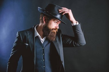Takım elbiseli bir iş adamı. Mafya patronu. Sakallı, olgun bir hippi şapkasıyla. Erkek modası. Şık mafya patronu. Bıyıklı beyaz bir hippi. Sakallı mafya babası. Beyefendi veya dedektif ajan.
