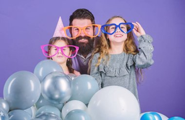İki kızı olan baba eğleniyor. Babalık kavramı. Dost canlısı aile komik parti aksesuarları giyer. Gelmiş geçmiş en iyi baba. Babalar Günü. Kızların hayatla aktif olarak ilgilenen babalara ihtiyacı vardır. Doğum günü partisi