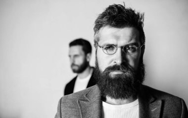 Adam yakışıklı hipster giyim gözlük sakallı. Göz sağlığı ve görme. Optik ve vizyon kavramı. Akıllı görünüm için gözlük aksesuar. Akıllı göz atmak. Hipster stil ve moda. Hipster gözlük