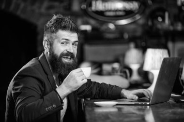 Sörf internet. Adam işadamı sit pub dizüstü bilgisayar ve kahve sakallı. Serbest yarar. Yöneticisi iş online sırasında kahve keyfini çıkarın. Online iş. Hipster freelancer iş online blog defter