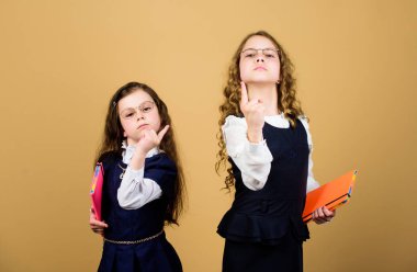 Okulda stresli bir gün. Kız okulu öğrencileri. Okula geri dön. Bilgi günü. Sınavı geç. Stres anksiyete ye neden olur. Eğitim, okulda öğrendiklerini unuttuktan sonra geriye kalan şeydir.