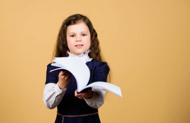 Bilgi günü. Çalışma konusunda ciddi. Liseli sevimli çocuk. Çocukluk ve yetiştirilme tarzı. Bilgi ve bilgi. Küçük çocuk çalışması. Okul hayatı. Eğitim kavramı. Temel bilgi. Okula geri dön