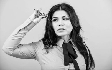 Kirpik uzatma cımbız. Kız makyaj yüz cımbız kirpik uzatma için basılı tutun. Profesyonel makyaj sanatçısı. Cilt makyaj false lashes. Güzellik uzmanı. Kozmetik cımbız aracı. Güzellik Salonu konsept