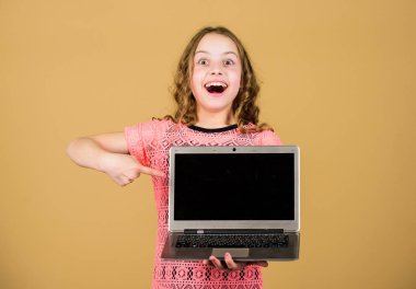 mobil internet ile online alışveriş. dijital çağda çocuk gelişimi. Sosyal ağı kullanarak. iş dijital pazarlama. dizüstü ile mutlu küçük kız. online eğitim e öğrenme. Çalışma süresi