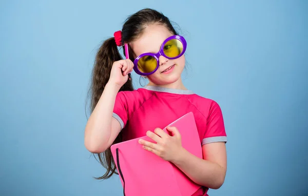 Libro de lectura. Moda de verano. Pequeña chica de belleza escribir sus recuerdos. hacer planes para vacaciones de verano y vacaciones. pequeña chica feliz en gafas con cuaderno. notas del diario. niña pequeña con cuaderno — Foto de Stock