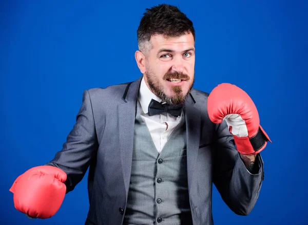 Negocios y éxito deportivo. hombre de negocios en traje formal y corbata. hombre poderoso boxeador listo para la batalla corporativa. Un hombre con guantes de boxeo golpeando. Knockout y energía. Pelea. Nunca te rindas y sigue moviéndote —  Fotos de Stock