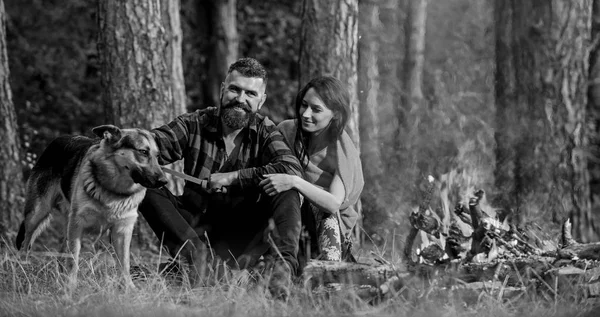 Familie ontspannen concept. Paar in liefde of jonge gelukkige familie — Stockfoto