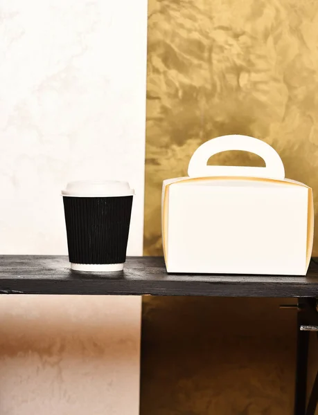 Thé noir et blanc ou tasse de papier de café pour boisson plateau de sac à main pour dames sur fond texturé brun et beige, copie spac — Photo