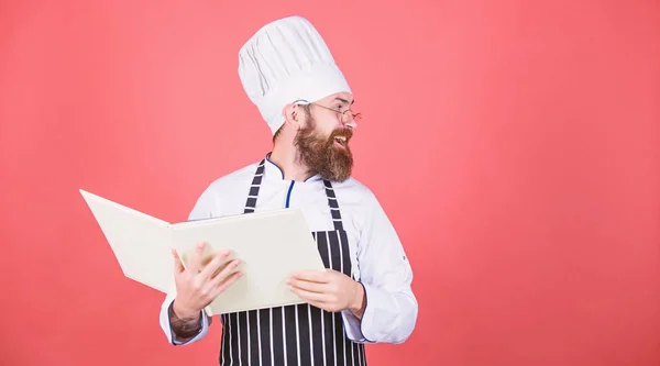 So joyful. Bearded man cook in kitchen, culinary. Healthy food cooking. Dieting and organic food, vitamin. copy space. Vegetarian. Mature chef with beard. Chef man in hat. Secret taste recipe — Stock Photo, Image