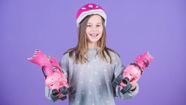 Paten için hazır. Kız cute teen giyim kask ve tekerlekli paten Menekşe arka plan üzerinde. Etkin boş ve yaşam tarzı. Roller buz pateni teen hobi. Neşeli gençlik gelecek binmek. Sportif genç kız