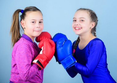 Mavi arka planda kızlar sevimli boksörler. Savaş ve rekabet gibi dostluk. Pas boks mücadelesi. Metanet için test edin. Kadın arkadaşlığı. Boks sporundaki kızlar. Boks eldivenboksör çocuklar