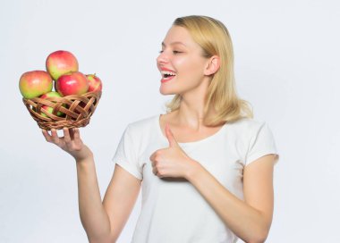 Yemek yapmak için bir fikir bulageldin. Kız sağlıklı bir hayat yaşıyor. Elma organik meyve. Sağlıklı yiyin. İyi elmalı turtalar ev mutluluğunun önemli bir kısmı. Kadın elma tutar. Elmalı turta pişiriyor. Lezzetli yemek tarifleri