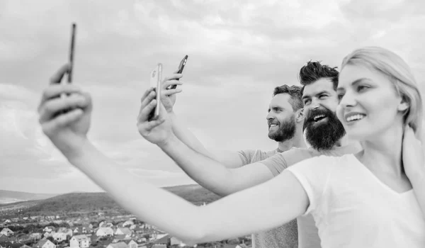 Amigos divirtiéndose en el techo, tomar selfie. 3 personas felices en el teléfono — Foto de Stock