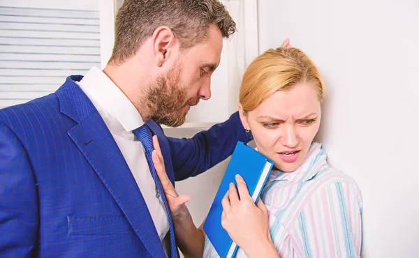 Gebrek aan respect. Manager zetten zijn hand op de schouder van zijn secretaresse op het kantoor. Droevig gezicht vrouw houd poster hashtag me ook. — Stockfoto