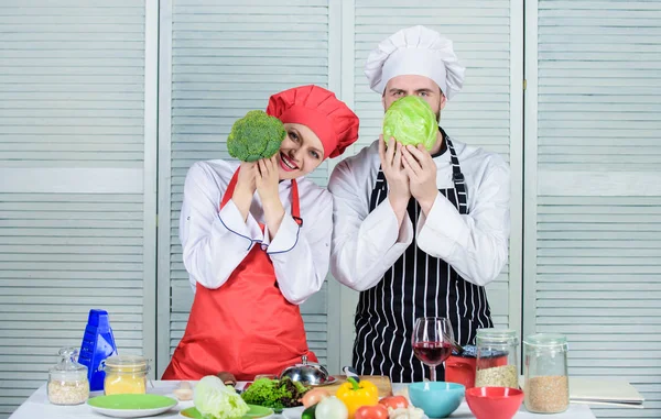 Familie koken in de keuken. Vegetarische. koken uniform. gelukkig paar verliefd op gezond eten. Dieet en vitamine. culinaire gerechten. man en vrouw chef-kok in restaurant. Paar concurreren in culinaire kunst — Stockfoto