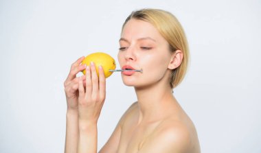 Hobnail doğal pil ile Limon. limon şarj ile kız. Vücudunuzun vitaminlerini şarj edin. limon pil. Limon'da hobnail olan kız. vitamin diyet gıda. sağlıklı bir cilt. enerji ve olumlu ruh hali