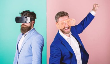 Vr gözlük ve çok plastik Aksesuar sakallı adam. Adam etkileşim içinde sanal gerçeklik. Sanal gerçeklik keşfetmek hippi. Gerçek eğlence ve sanal alternatif. İş uygulamak modern teknoloji