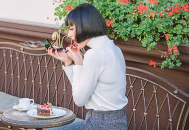 Makyaj kavramı. Kız esmer aynaya bakmak ruj makyaj görünüşünü kontrol edin. Kız gibi sırları kavramı. Kadın cep aynası ile makyaj yapma. Tarihinden önce her şeyin doğru olup olmadığını kontrol edin