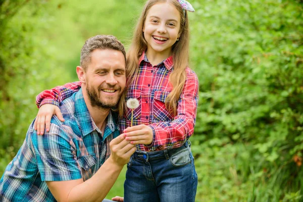 Håll allergier från förstör ditt liv. Säsongsbunden allergi koncept. Outgrow allergier. Största pollenallergi frågor. Far liten flicka njuta av sommaren. Pappa och dotter blåser maskros frön — Stockfoto