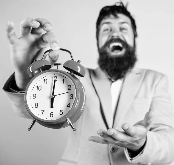 ひげを生やした男幸せな陽気なビジネスマンは、目覚まし時計を保持します。タイムリーな概念。流行に敏感な幸せ作業一日が終わるです。ビジネスマンは時間どおりに終了します。時間管理のスキル。一日の最高の時間。ぎりぎり間に合う — ストック写真