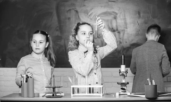 Dzieci studiują biologię lub szkołę chemii. Edukacja szkolna. Szkoły dziewcząt studiów. Dzieci w klasie z mikroskopem i probówek. Zbadaj cząsteczki biologiczne. Przyszłościowe technologie i koncepcja nauki — Zdjęcie stockowe