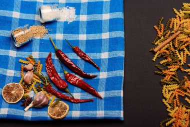 Yemek pişirmek için farklı malzemeler ve lezzetli İtalyan makarnası.