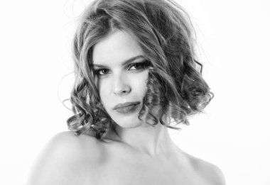 Retro ve vintage. Mükemmel sağlıklı deri ve güzel makyaj ile kız. Kız retro saç ve makyaj kapatın. Kadın kendinden emin yüz makyaj beyaz arka plan ile. Zarif makyaj kavramı