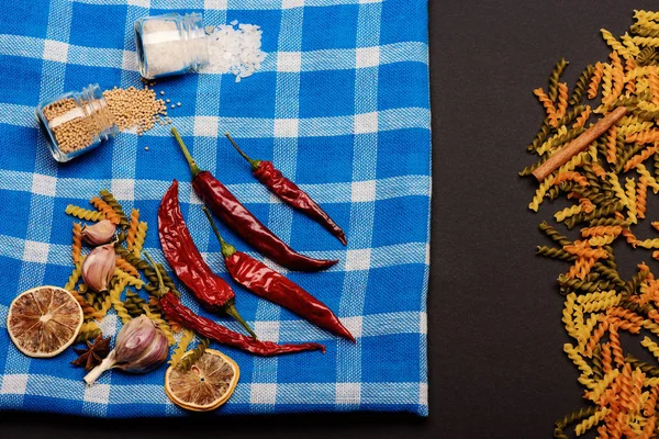 Yemek pişirmek için farklı malzemeler ve lezzetli İtalyan makarnası. — Stok fotoğraf