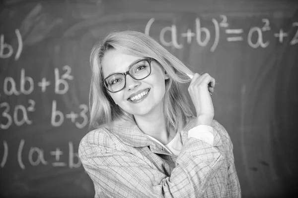 Los principios pueden hacer que la enseñanza sea eficaz y eficiente. La enseñanza efectiva implica la adquisición de conocimientos relevantes sobre los estudiantes. Cualidades que hacen buen maestro. Mujer enseñando cerca de pizarra —  Fotos de Stock