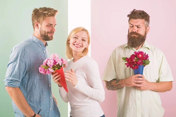 La fille souriante a fait son choix. Fille populaire recevoir beaucoup d'attention masculine. Concept du cœur brisé. Hommes concurrents avec des bouquets de fleurs essayer de conquérir fille. Femme heureuse prend bouquet fleurs cadeau romantique — Photo