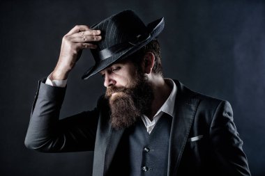 Yeni elbise tasarlama. Sakallı adam beyefendi. Dedektif şapkalı. Olgun hippi sakallı. Gizli utangaç. Erkek resmi moda. Bıyıklı acımasız beyaz hippi. İş takım elbiseli adamı