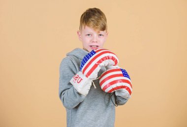 ABD Bağımsızlık günü. Mutlu çocuk sporcu boks eldiven. egzersiz küçük çocuk boksör. Delme nakavt. Eserleri ile memnun. Fitness. enerji sağlık. Spor başarı. spor giyim moda