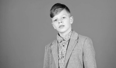 Yakışıklı ve şık olmayı dene. Daha hızlı büyümek istiyorum. Tarzı hakkında çok şey biliyorum. Onun tarzı buldum. Çocuk modern saç modeli giyim resmi tarzı takım elbise mavi arka plan. Kendine güvenen adam tadını çıkarın şık kıyafet