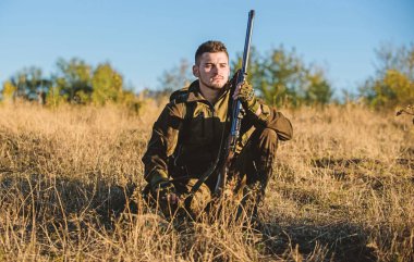 Geri kalanı için gerçek bir erkek kavramı. Avcı tüfeği doğa ortamında rahatlatıcı. Ama memnun yorgun. Sezon sonu. Avcı doğa görünümü keyfini çıkarın. Avcılık hobi eğlence. Catch rahatlatıcı ile avcı memnun