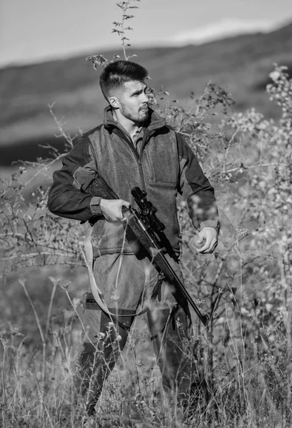 亨特留胡子的偷猎者在寻找受害者。在自然环境中拿着步枪的偷猎者。非法狩猎禁止狩猎。触犯法律。偷猎的概念。残酷的人的活动。猎人残酷的偷猎者 — 图库照片