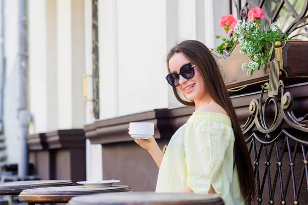 Menina relaxar no café. Almoço de negócios. Bom dia. Hora do pequeno almoço. moda de verão. Encontro no café. mulher elegante em copos beber café. Café da manhã. À espera de um encontro. Desfrutando de bela manhã — Fotografia de Stock