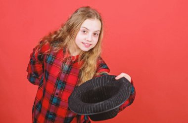 Oyunculuk dersi çocuklar çeşitli Tarzlar aracılığıyla rehberlik. Yetenek kariyer geliştirmek. Oyunculuk Akademisi girin. Siyah şapkalı oyunculuk becerileri pratik kız sanat çocuk. Çocuklar için bir tiyatro okuluna