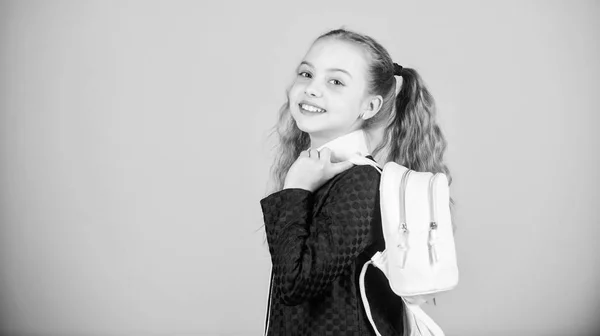 Elegante e confiante. Menina pequena com aparência de moda. Menina com cabelo loiro longo em estilo de moda. Menina da moda. Criança menina na moda. Bonito modelo de moda pouco, espaço de cópia — Fotografia de Stock