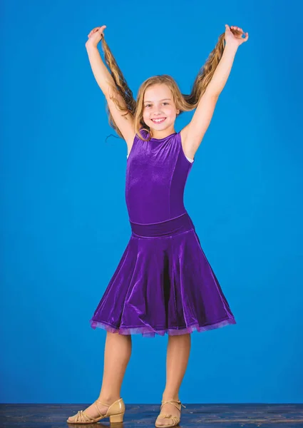 Cosas que necesitas saber sobre el peinado de baile de salón. Peinado para bailarina. Cómo hacer peinado ordenado para el niño. Peinados de baile latino de salón. Niña con vestido de desgaste de pelo largo sobre fondo azul —  Fotos de Stock