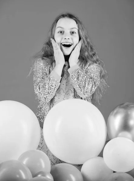 Felicidad emociones positivas. Divirtiéndose. Fiesta temática de globos. Chica jugar con globos de aire. Fiesta de cumpleaños. Día de los niños. Una infancia sin preocupaciones. Todos esos globos para mí. Luz como globos de aire — Foto de Stock