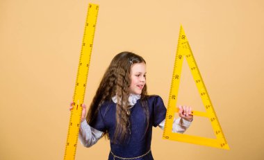 Matematik dersi. Eğitim ve bilgi. Küçük kız okula geri döndü. Okul öğrencisi geometri öğreniyor. Büyük hükümdarları olan öğrenci kız. BTMM okul disiplini. Evde eğitim kavramı