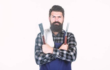 Kavurma ve yemek ızgara. Pişirme aletleri Barbekü bir dakika dostum. Açık havada et kavurma için araçları. Piknik ve barbekü. Park et pişirme. Erkeksi hobi. Sakallı hippi giyim önlük Barbekü için
