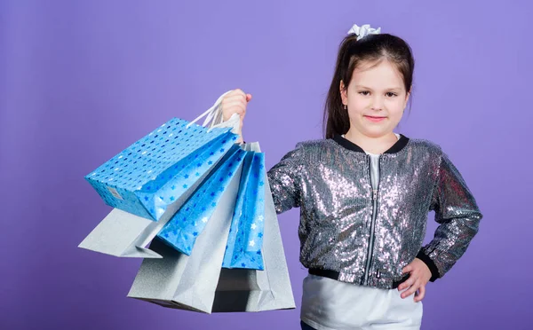 Geweldige keuzes. Meisje met shopping tassen Violet achtergrond. Winkelen en kopen. Zwarte vrijdag. Korting voor verkoop. Dagje winkelen. Kind houden bos pakketten. Kinderen mode. Verrassing cadeau. Geweldige winkels — Stockfoto