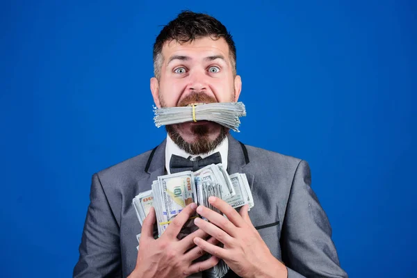 El hombre barbudo feliz tiene mucho dinero. Negocios y éxito deportivo. ganar una lotería. hombre de negocios después de mucho. Finanzas y comercio. Billar con billetes de dólar. Dinero de la compañía de bolsillo — Foto de Stock