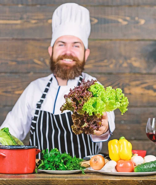 Zeg nee tegen ongezond voedsel. Gelukkige man met een baard. Chef recept. Biologisch voedsel eten. Gezond eten koken. Volwassen hipster met baard. Vegetarische salade met verse groenten. Keuken culinair. Vitamine — Stockfoto