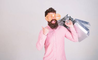 Adam çok alışveriş torbaları ile sakallı hippi. Üstünde siyah Cuma alışveriş. Mutlu grup kağıt torbalar ile alışveriş. Karlı bir anlaşma. Alışveriş bağımlısı tüketici. Gelecek tatilinizi için hazır almak nasıl