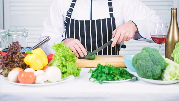 Bra frukost. man i köket, kulinariska. Vegetarisk. Bantning och ekologisk mat, vitamin. Chef man. Hemliga smak recept. Hälsosam mat matlagning — Stockfoto