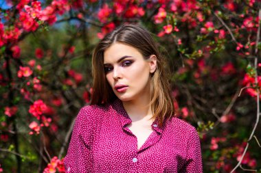 yaz açan ağaçlar ve çiçekler. moda güzelliği. güzel kadın cilt bakımı. Doğa gibi kız. doğal güzellik makyaj. saç modası. bahar çiçeği seksi kadın. Çiçekli genç bayan